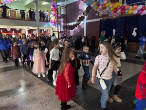 Choinka dla młodszych klas - pełna radości i uśmiechu!